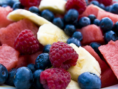 果浆和切果的沙拉蓝莓草莓西背景图片