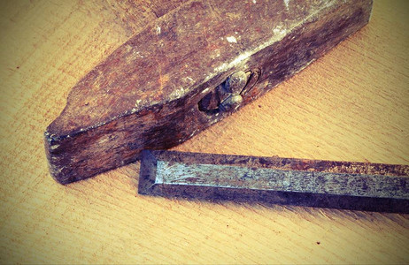 棕色木背景上的锤子和头具有古图片