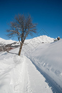 大雪后可通行的道路背景图片