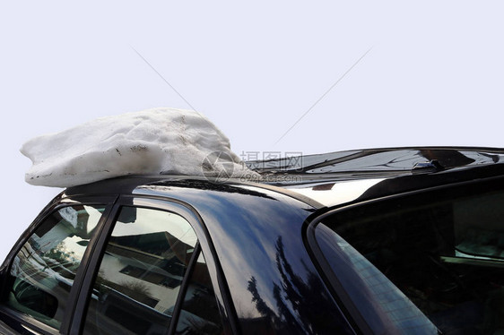 屋顶雪崩损坏了屋顶上一辆黑色汽车图片