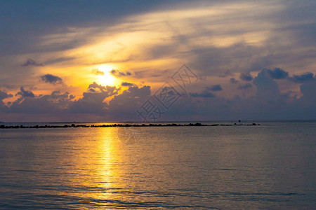 日落的天空在海中反射日落的光图片