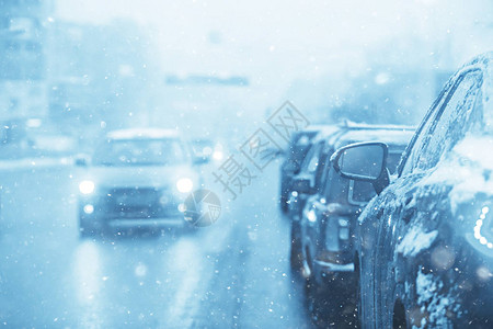 冬季公路交通堵城市高速公路的冬季天气雾雪路上汽车的风景图片
