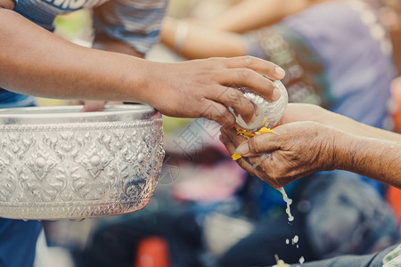 泰国人通过浇水和花环给长辈或尊敬的祖父母和长辈庆祝泼水节图片