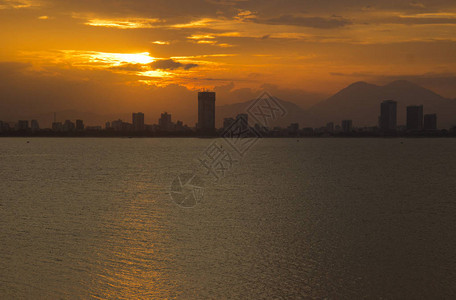 海上城市的日落图片