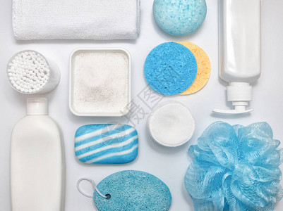 白桌上有毛巾和浴盆附件的构成清洗皮肤健康概念平图片