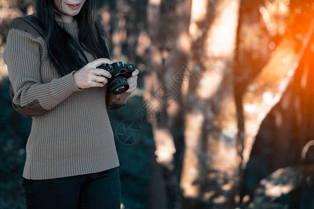年轻时装女摄影师室外有森林自然图片