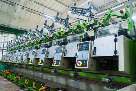 旧针织面料纺织厂在纺纱生产线和旋转机械高清图片