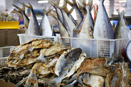 马来西亚市场上的干鱼图片