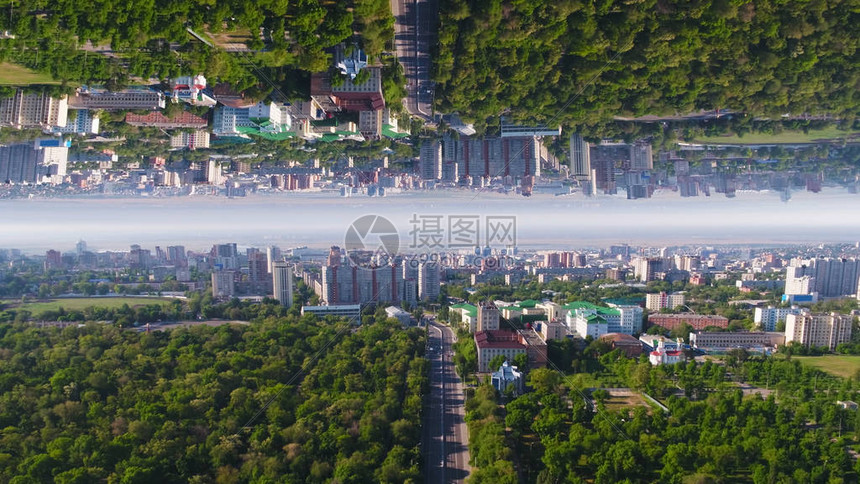 在阳光明媚的夏日鸟瞰现代城市天际线和城市景观图片