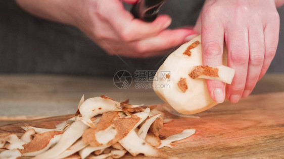 用土豆削皮器削皮有机黄土豆图片