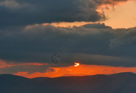 金色的夕阳天空景观图片