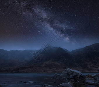 夜间与上方银河的山脉冬季风景和夜中高银河面的图片