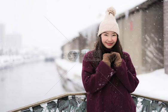 美丽的年青轻女士微笑图片