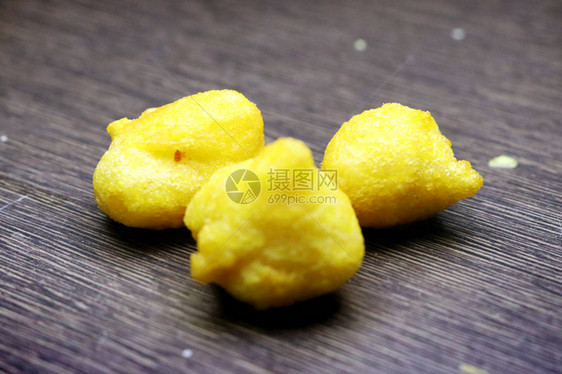 孤立的Pakoda或pakora盆地顶端景色图片