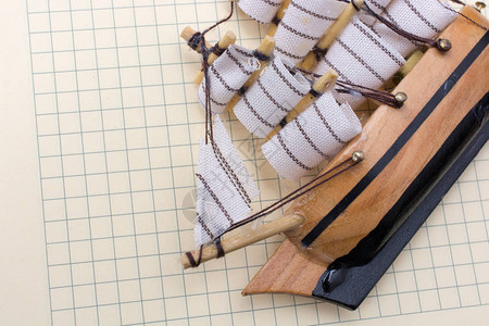 格子纸上手工制作的帆船背景图片