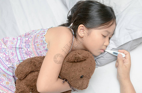高发病躺在床上的患病儿童图片
