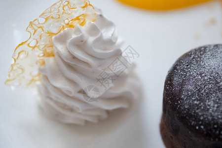 奶油加巧克力蛋糕或巧克力熔岩蛋糕背景图片