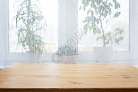 桌子和盆花以窗户为背景背景图片