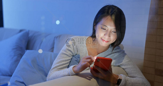 女人在家看手机图片