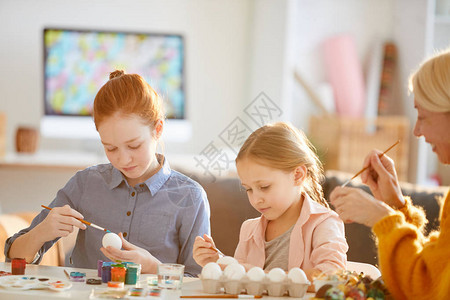 两个女孩的肖像在阳光下为复活节画鸡图片