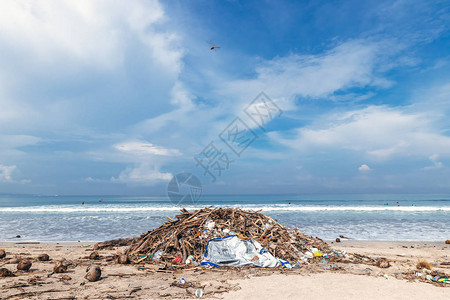 海滩上有很多垃圾库塔海滩巴厘岛印度图片