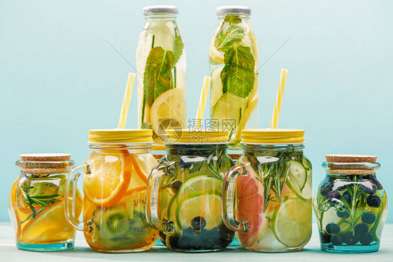 有机排毒饮料罐装浆果水果和蔬菜图片