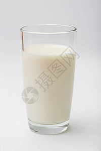 白色背景中的一杯牛奶图片