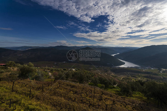 葡萄牙Pinhao村的景色和梯田葡萄园和杜罗河图片