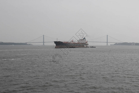 金门大桥背景的舰船图片