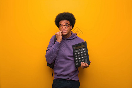 年轻非裔美国学生男子拿着计算器图片