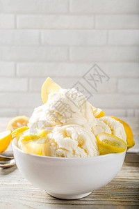 自制柠檬香草冰淇淋配有新鲜柠檬片甜和图片