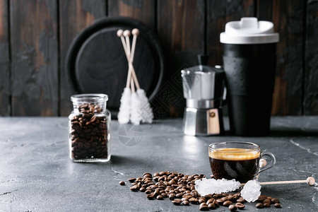 一杯咖啡配上黑木本底的石头糖棒加图片
