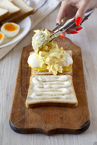 女人会逐步煮鸡蛋三明治做早图片