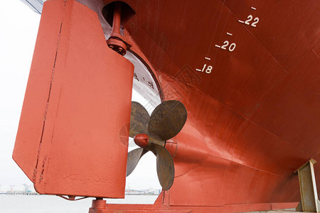 码头上生锈的红色渔船螺旋桨图片