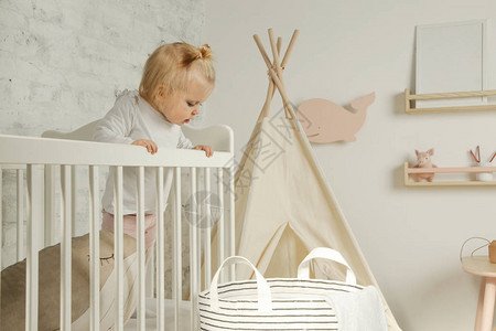 在婴儿房的婴儿床里可爱的背景图片