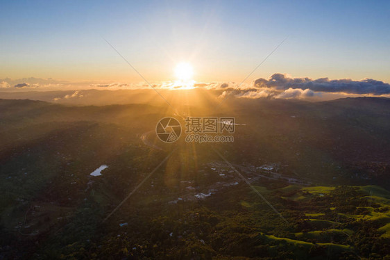 亮光照亮了北加利福尼亚州旧金山湾地区日出时的图片