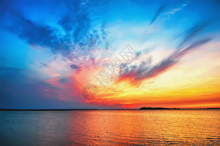 湖面上的日落云彩映照在水中图片
