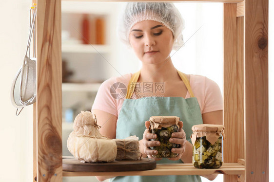 女人检查厨房柜子图片