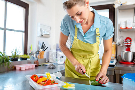女厨师在厨房用刀切图片