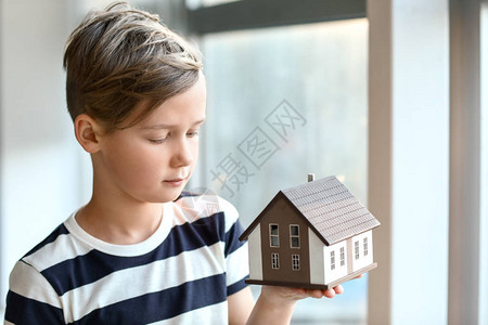 小男孩有室内家庭模型地震概念图片