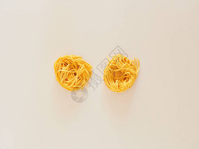 意大利面条在工作室的白色背景上未经熟食的意大利面条从最顶端看图片