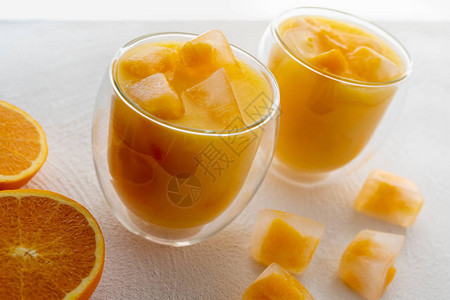 含冰柱的橙汁玻璃杯冰柱中的图片