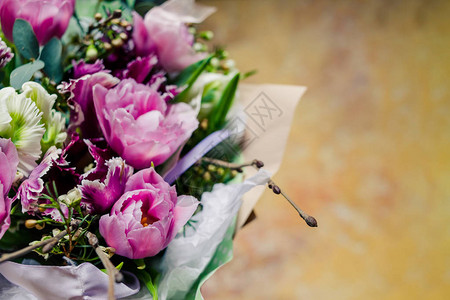 用鲜花的卉复古卡黑色背景上的牡丹郁金香百合绣球花婚礼请柬节日问候名片装饰背景图片
