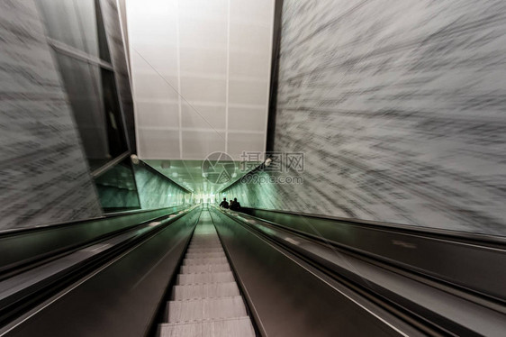 赫尔辛基机场的自动扶梯似乎正从灰暗走向绿灯机场的图片