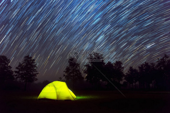 黄光露营帐篷在夜空图片
