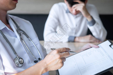 身穿白色制服礼的医生和不开心的病人讨论咨询图片