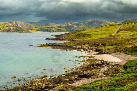 苏格兰风景秀丽的海岸景观与白色海滩图片