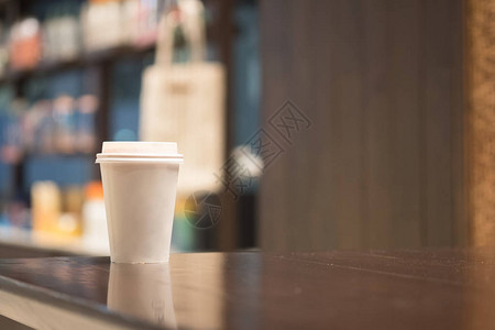 咖啡纸杯在咖啡店带走背景图片