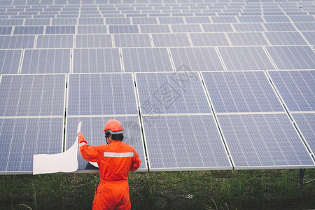 太阳能发电厂工程师正在安装太阳能电池板图片