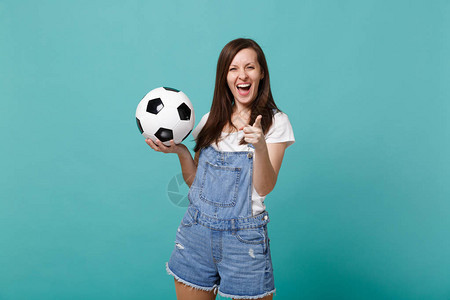 笑着的女足球迷振作起来支持最喜欢的球队图片